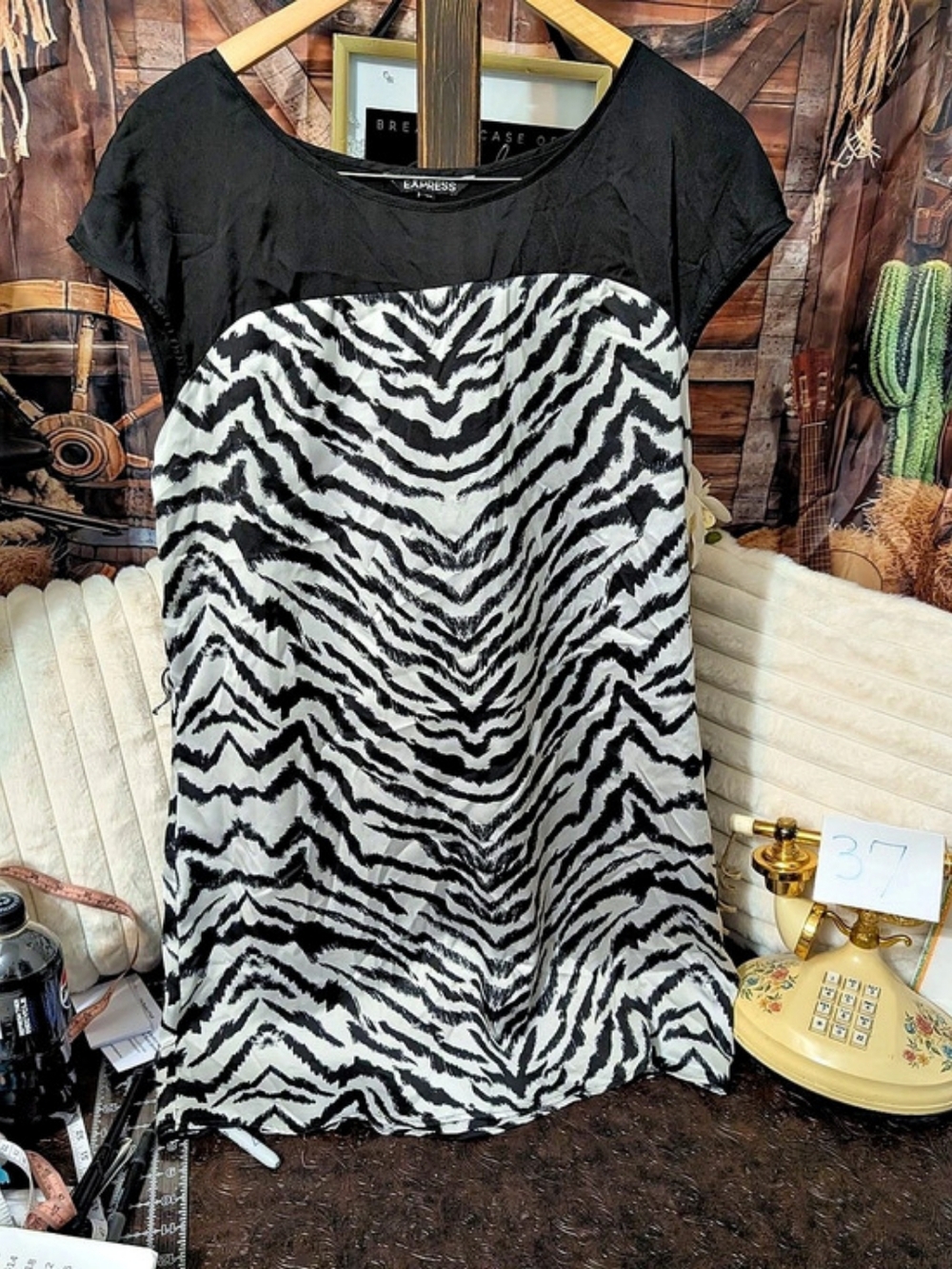Express Zebra Print Short Sleeve Top Size Large Like New